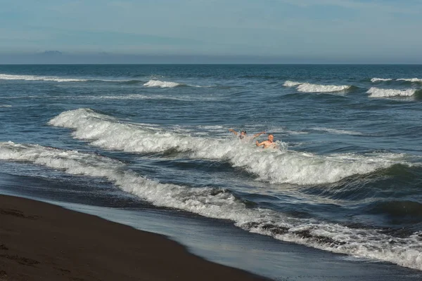 Praia de Khalaktyrsky com areia preta. Oceano Pacífico lava Península de Kamchatka . — Fotografia de Stock