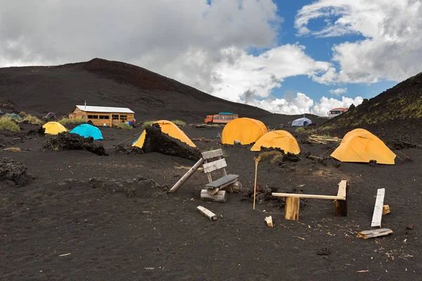 Camping på lava fältet vid Tolbachik vulkanen, efter utbrott i 2012, Klyuchevskaya grupp av vulkaner — Stockfoto