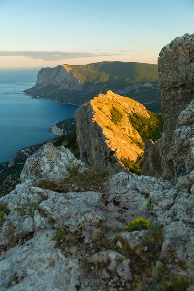 Öböl Laspi Fekete-tenger. Kilátás a tetején a hegy Kaya Imréné. — Stock Fotó