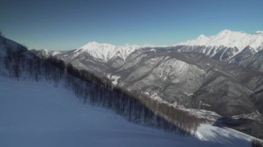 Kuzey yamaç Aibga Ridge Batı Kafkasya mevsim Resort Gorki Gorod stok görüntüleri video üzerinde kayak tesisi