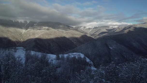 North slope Aibga Ridge Westelijke Kaukasus in skioord Gorky Gorod stock footage video — Stockvideo