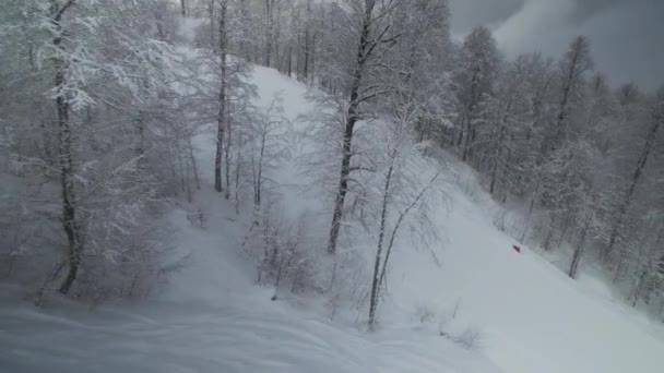 Pistas de esquí en la ladera norte Aibga Ridge Cáucaso occidental en la estación de todas las estaciones Gorky Gorod material de archivo de vídeo — Vídeo de stock