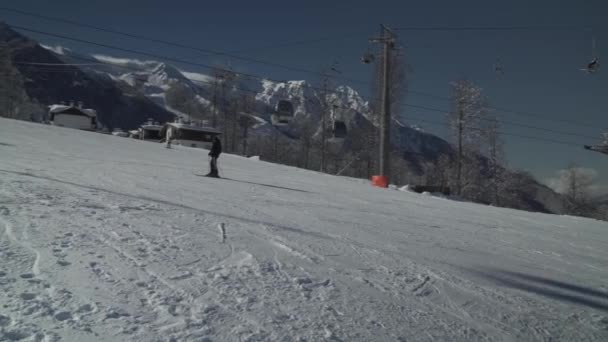 Skipisten des rosa khutor alpine resort stock footage video — Stockvideo