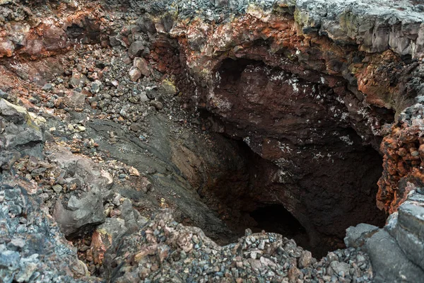 Grot in de lava veld Tolbatsjik vulkaan, na de uitbarsting in 2012, Kljoetsjevskaja groep van vulkanen — Stockfoto