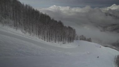 Kuzey yamaç Aibga Ridge Batı Kafkasya mevsim Resort Gorki Gorod stok görüntüleri video üzerinde kayak tesisi