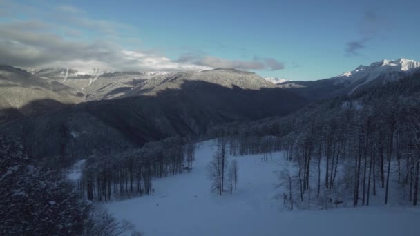 Pistas de esquí en la ladera norte Aibga Ridge Cáucaso occidental en la estación de todas las estaciones Gorky Gorod material de archivo de vídeo — Vídeos de Stock