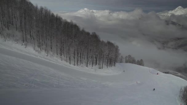 Pistes de ski sur la pente nord Aibga Ridge Caucase de l'Ouest à Gorky Gorod stock footage video 