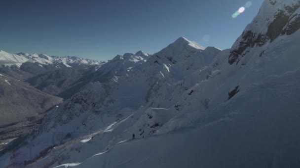 Pendiente norte Aibga Ridge del Cáucaso Occidental en Rosa Khutor Alpine Resort material de archivo de vídeo — Vídeo de stock