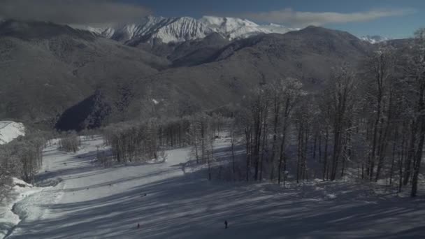 Skipistes op North slope Aibga Ridge van Westelijke Kaukasus bij Rosa choetor Alpine Resort stock footage video — Stockvideo
