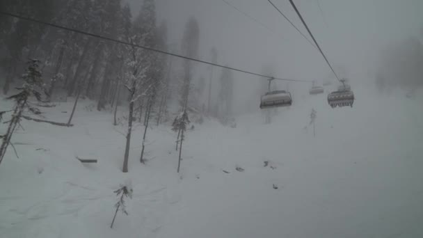 Stollift för 4 personer i det moln Rosa Khutor Alpine Resort arkivfilmer video — Stockvideo