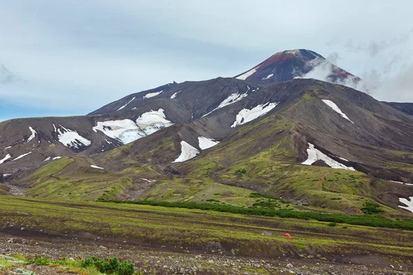 Vulcão Avacha ou Avachinskaya Sopka na Península de Kamchatka — Fotografia de Stock