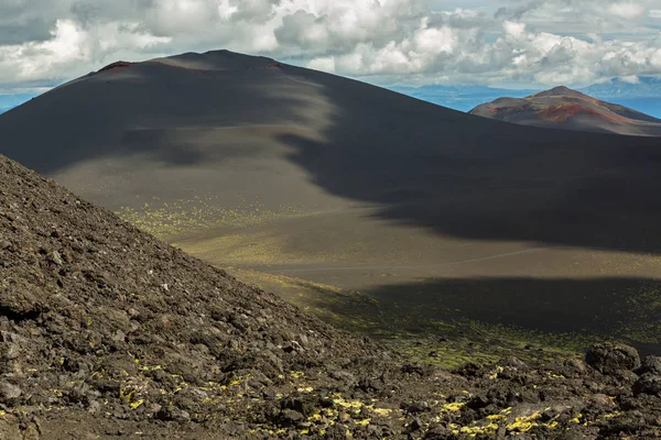 Campos de escória e cones de North Breakthrough Grande Tolbachik Fissure Eruption 1975 — Fotografia de Stock