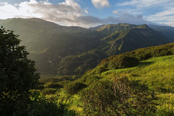 Brookvalley Spokoyny al pie de la ladera noreste exterior del volcán de la caldera Gorely . — Foto de Stock