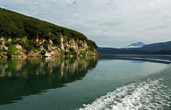 Bela costa de Kurile Lake é refletida na água . — Fotografia de Stock