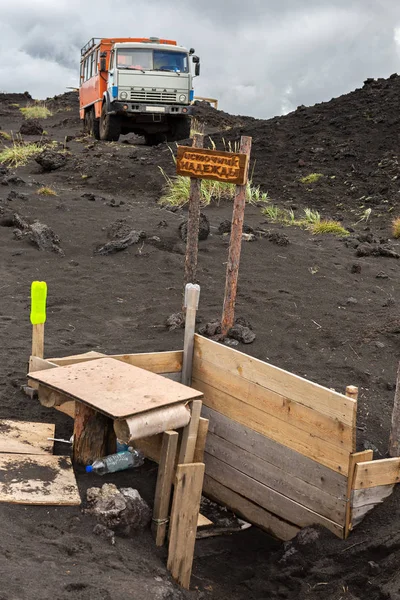 Våren väl i campingen på fältet lava på Tolbachik volcano, efter utbrottet i 2012, Klyuchevskaya grupp av vulkaner — Stockfoto