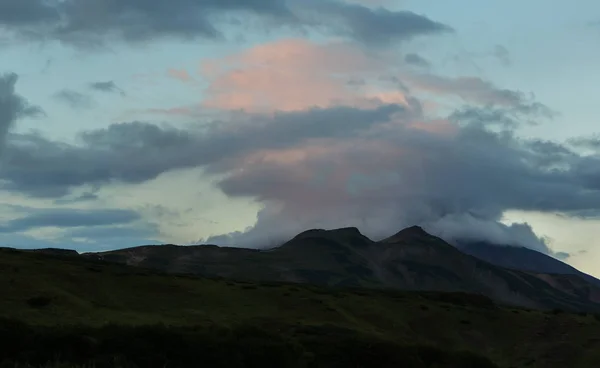 Lentikulární mraky nad Vilyuchinsky stratovulkán za úsvitu. Pohled z brookvalley Spokoyny na úpatí vnějšího severo východním svahu kaldery vulkánu Gorely. — Stock fotografie