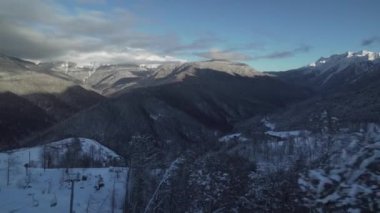 Kuzey yamaç Aibga Ridge Batı Kafkasya mevsim Resort Gorki Gorod stok görüntüleri video üzerinde kayak tesisi