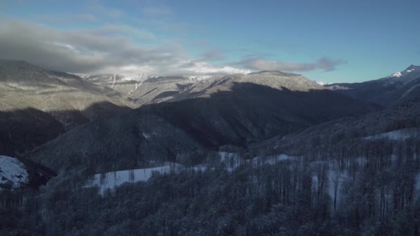Pista norte Aibga Ridge Oeste del Cáucaso en la estación de esquí Gorky Gorod material de archivo de vídeo — Vídeo de stock