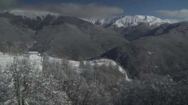 Üzerinde Kuzey yamaç Aibga Ridge, Batı Kafkasya Rosa Khutor Alpine Resort stok görüntüleri video, Kayak tesisi