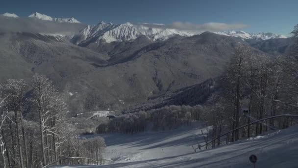 Pistas de esqui na encosta norte Aibga Ridge do Cáucaso Ocidental em Rosa Khutor Alpine Resort imagens de vídeo — Vídeo de Stock