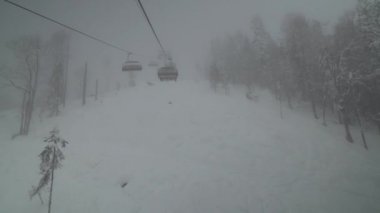 Telesiyej 4 Kişilik bulutlar Rosa Khutor Alpine Resort stok görüntüleri video