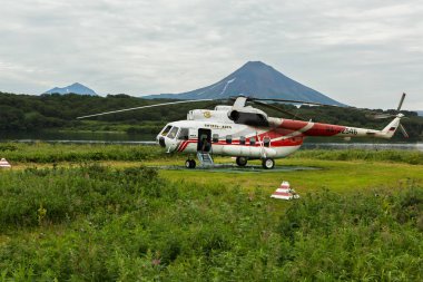 Helikopter pisti nehir Ozernaya Kurile Gölü üzerinde kaynak. Güney Kamçatka doğa parkı.
