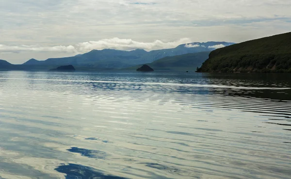 Kurile Lake é caldeira e cratera lago na Zona Vulcânica Oriental de Kamchatka — Fotografia de Stock