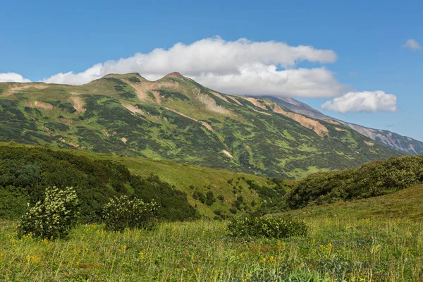 Estratovolcán Vilyuchinsky en las nubes. Vista desde el valle del arroyo Spokoyny al pie de la ladera noreste exterior del volcán Caldera Gorely . —  Fotos de Stock