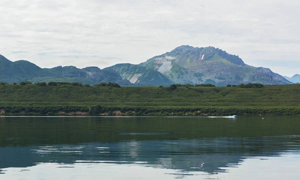 Η λίμνη Kurile είναι Καλντέρα και λίμνη κρατήρα στον ανατολικό ηφαιστειακή ζώνη της Καμτσάτκα — Φωτογραφία Αρχείου