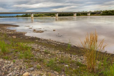 Yol köprü Kamçatka Nehri üzerinde.