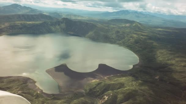Jezioro Kraterowe Karymsky. Rezerwat przyrody Kronotsky. Widok z helikoptera Stockowy wideo — Wideo stockowe