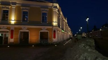 Gece şehir Omsk. Yenilenmiş tarihi Lenina street. Timelapse stok görüntüleri video