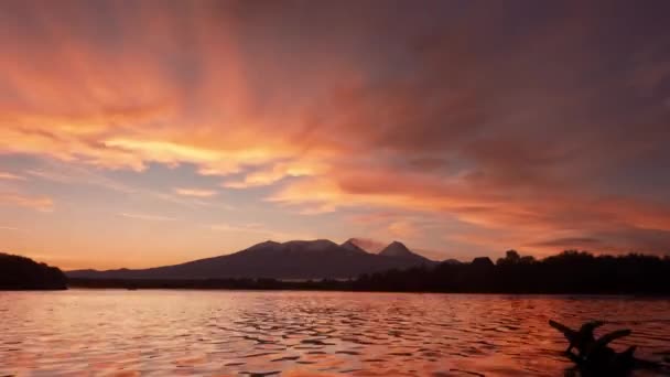 Hermoso amanecer sobre los volcanes grupo Kluchevskaya con reflejo en el río Kamchatka. Timelapse material de archivo de vídeo — Vídeos de Stock