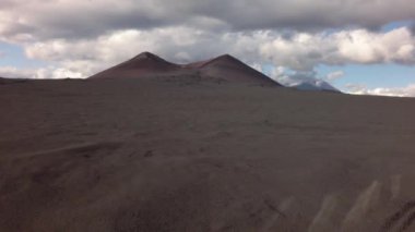 Eski lav alanlar eteklerinde volkanlar Tolbachik stok görüntüleri video