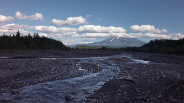 火山 Ostry Tolbachik 河 Studenaya 视频素材库的视图 — 图库视频影像