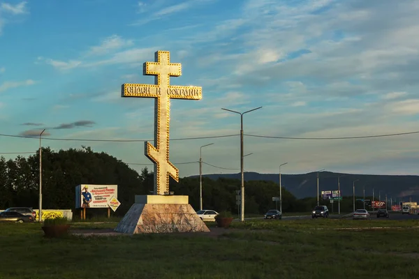 Croix orthodoxe à l'entrée de la ville de Petropavlovsk-Kamchatsky . — Photo
