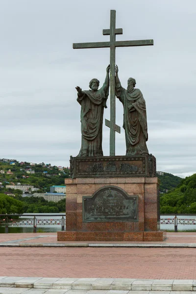 Monumento aos santos apóstolos Pedro e Paulo na cidade de Petropavlovsk-Kamchatsky . — Fotografia de Stock