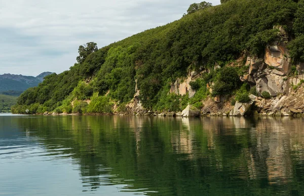 Hermosa costa del lago Kurile se refleja en el agua . —  Fotos de Stock