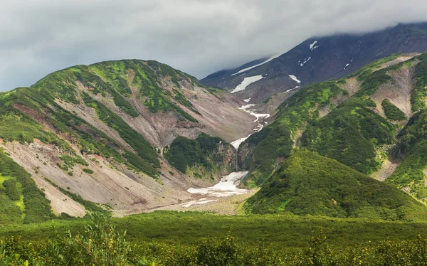 Κάλυψη χιονιού στα βουνά της Vilyuchinsky περάσει το καλοκαίρι. — Φωτογραφία Αρχείου