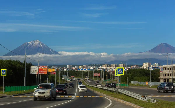 Petropavlovsk-Kamchatsky ciudad en el fondo de los volcanes Koryaksky y Avachinsky — Foto de Stock