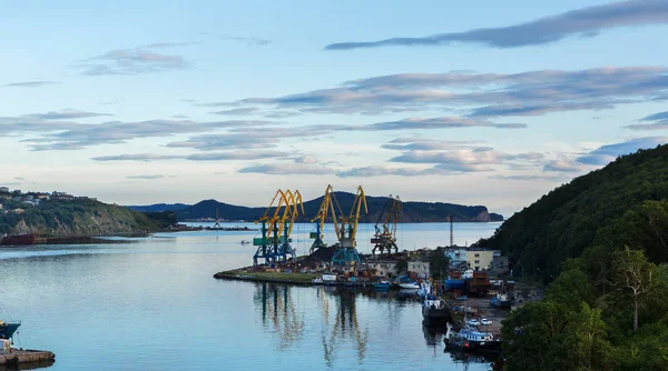 Puerto de carga marítima en la ciudad de Petropavlovsk-Kamchatsky . — Foto de Stock