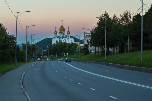 Hayat veren şehir Petropavlovsk Kamchatsky içinde Trinity Katedrali. — Stok fotoğraf