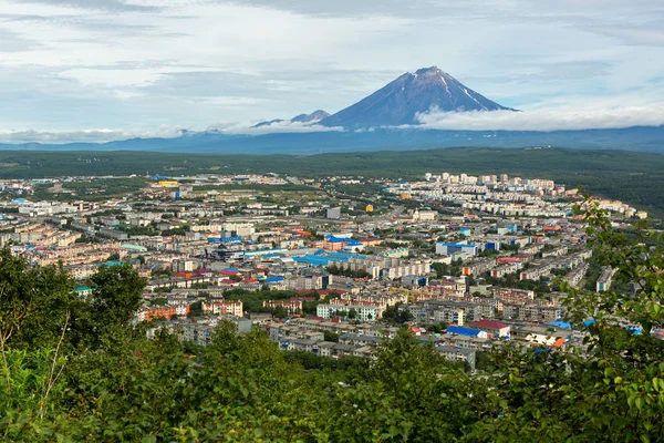 Koryakskaya Sopka e Petropavlovsk-Kamchatsky de colinas de Mishennaya — Fotografia de Stock