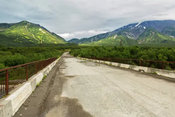 Yol Vilyuchinsky pass doğal bölgesi ile. — Stok fotoğraf