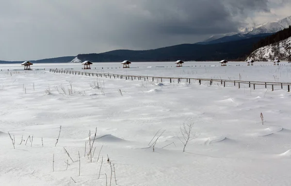 Baies couvertes de neige sur la rive du lac d'hiver Baikal — Photo