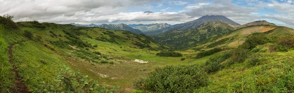 Beautiful summer panorama of Viluchinsky pass — Stock Photo, Image