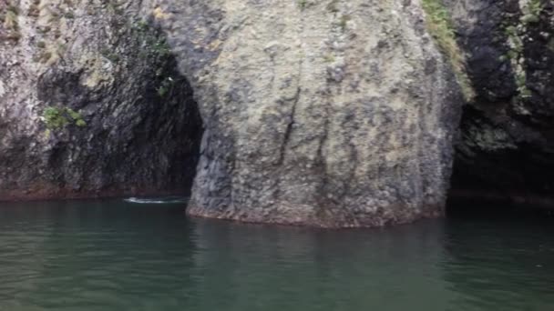 Cavernas na costa sudeste da península de Kamchatka são lavadas por águas do Oceano Pacífico — Vídeo de Stock