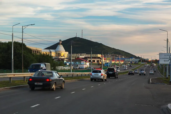 Petropavlovsk Kamchatsky akşam sokaklarında. Mishennaya hills görünümünü — Stok fotoğraf