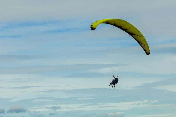 Parapente volant dans le ciel — Photo