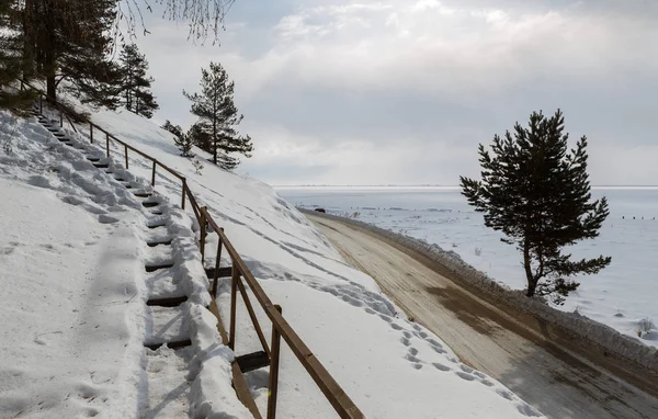 Schneebedeckte Treppe am Ufer des winterlichen Baikalsees — Stockfoto